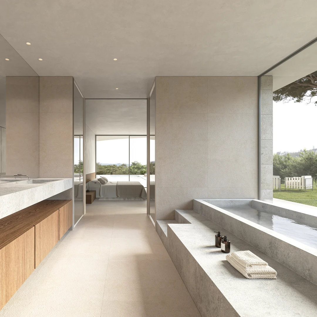 Baño principal en travertino con bañera y vistas al jardín